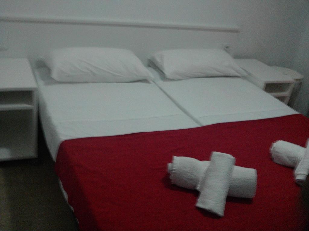 Hostal Cubelles Luaran gambar